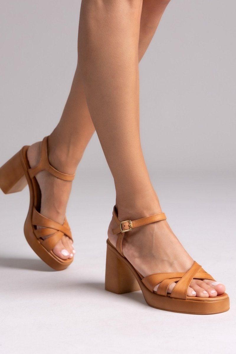 Πέδιλα δερμάτινα με crossover λουράκια Tfp - Ταμπά - thefashionproject.gr - TFP