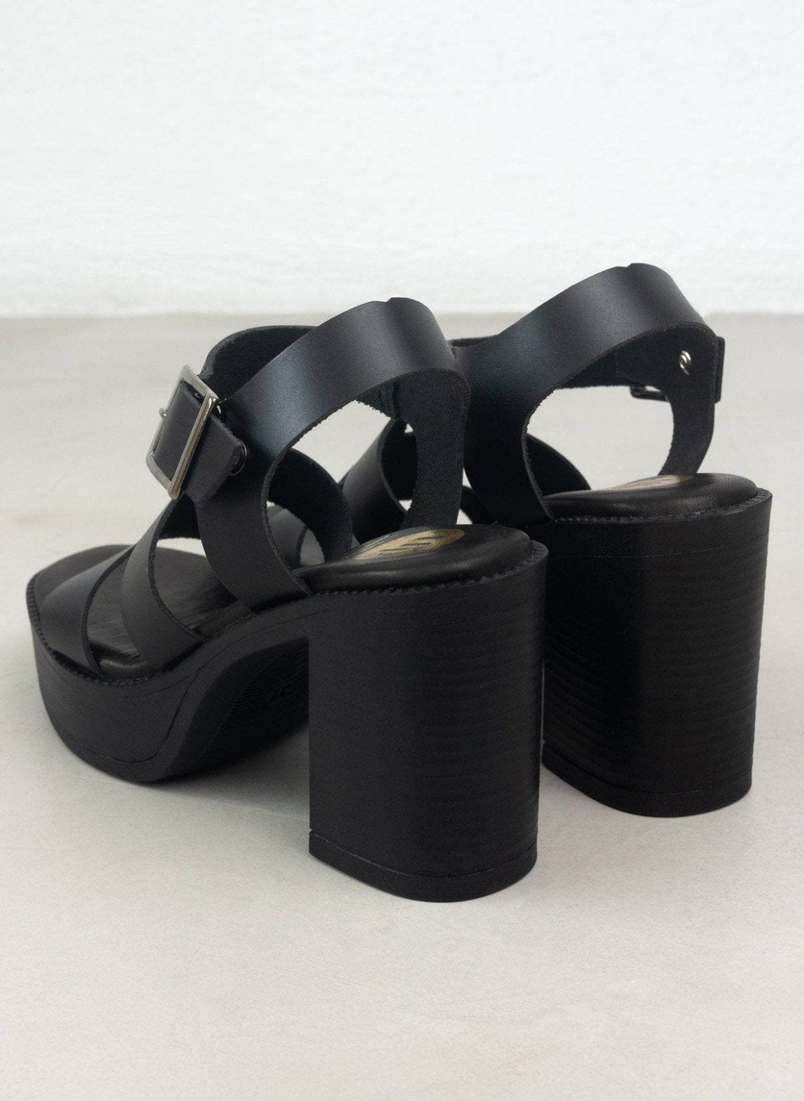 Πέδιλα δερμάτινα με με ανοίγματα TFP - Μαύρο - thefashionproject.gr - TFP