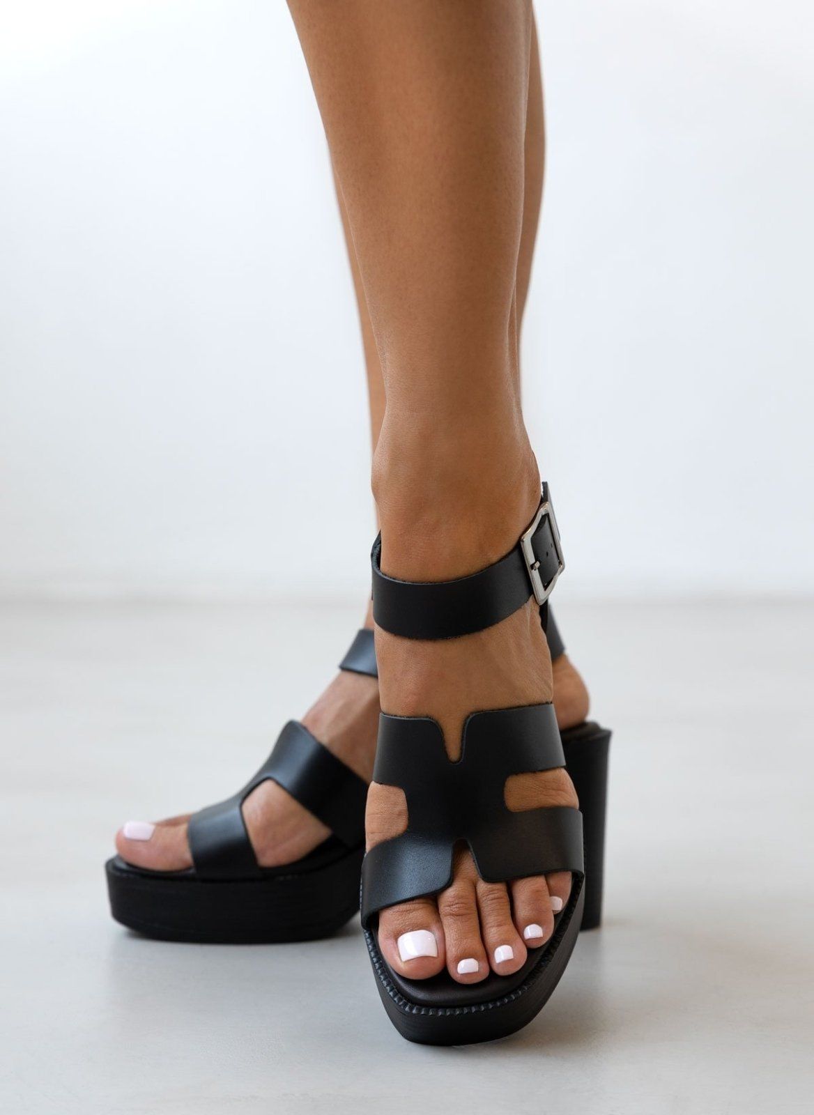 Πέδιλα δερμάτινα με με ανοίγματα TFP - Μαύρο - thefashionproject.gr - TFP