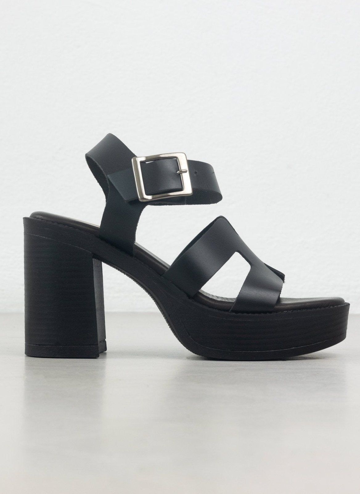Πέδιλα δερμάτινα με με ανοίγματα TFP - Μαύρο - thefashionproject.gr - TFP