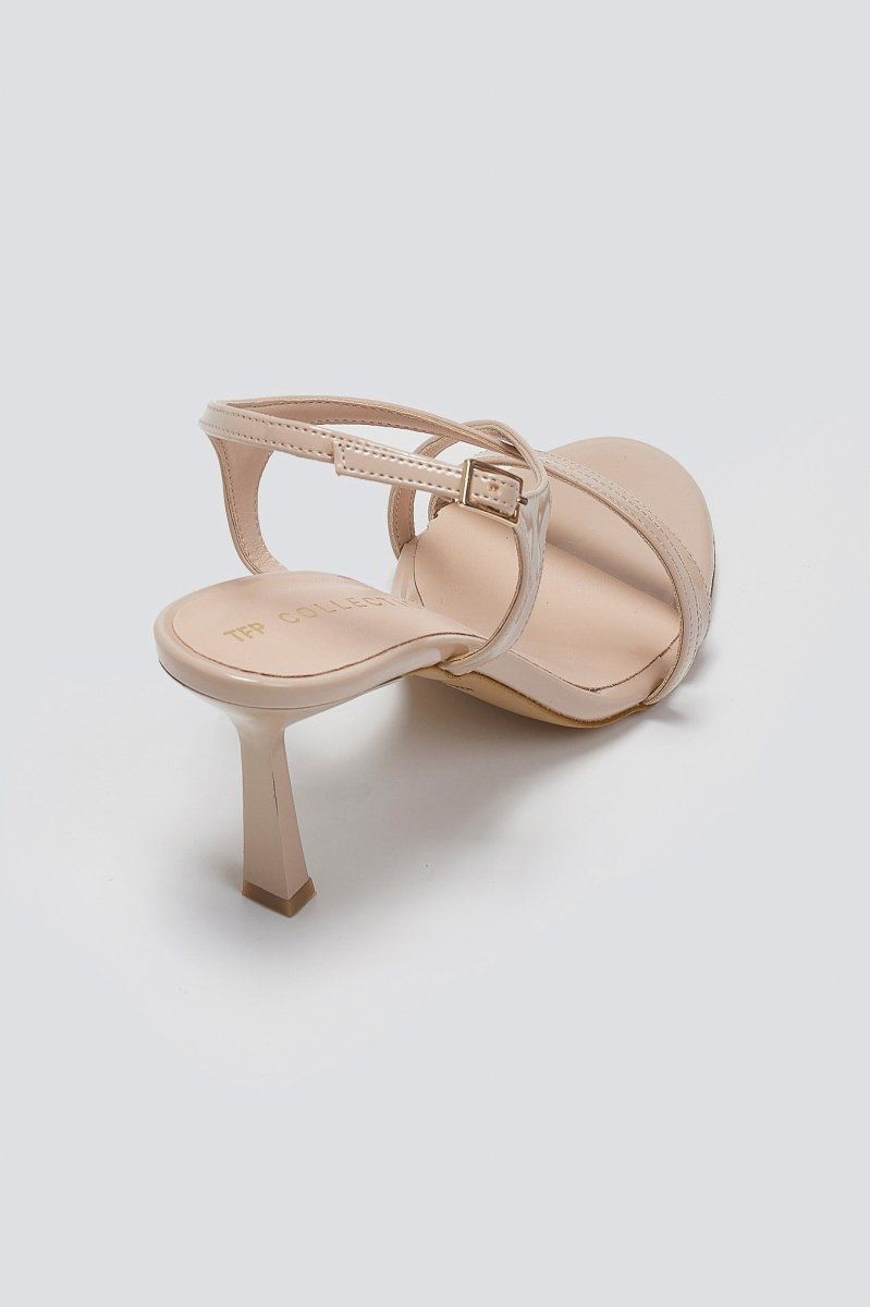 Πέδιλα λουστρίνι με λεπτά λουράκια TFP - Nude - thefashionproject.gr - TFP