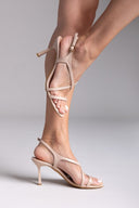 Πέδιλα λουστρίνι με λεπτά λουράκια TFP - Nude - thefashionproject.gr - TFP