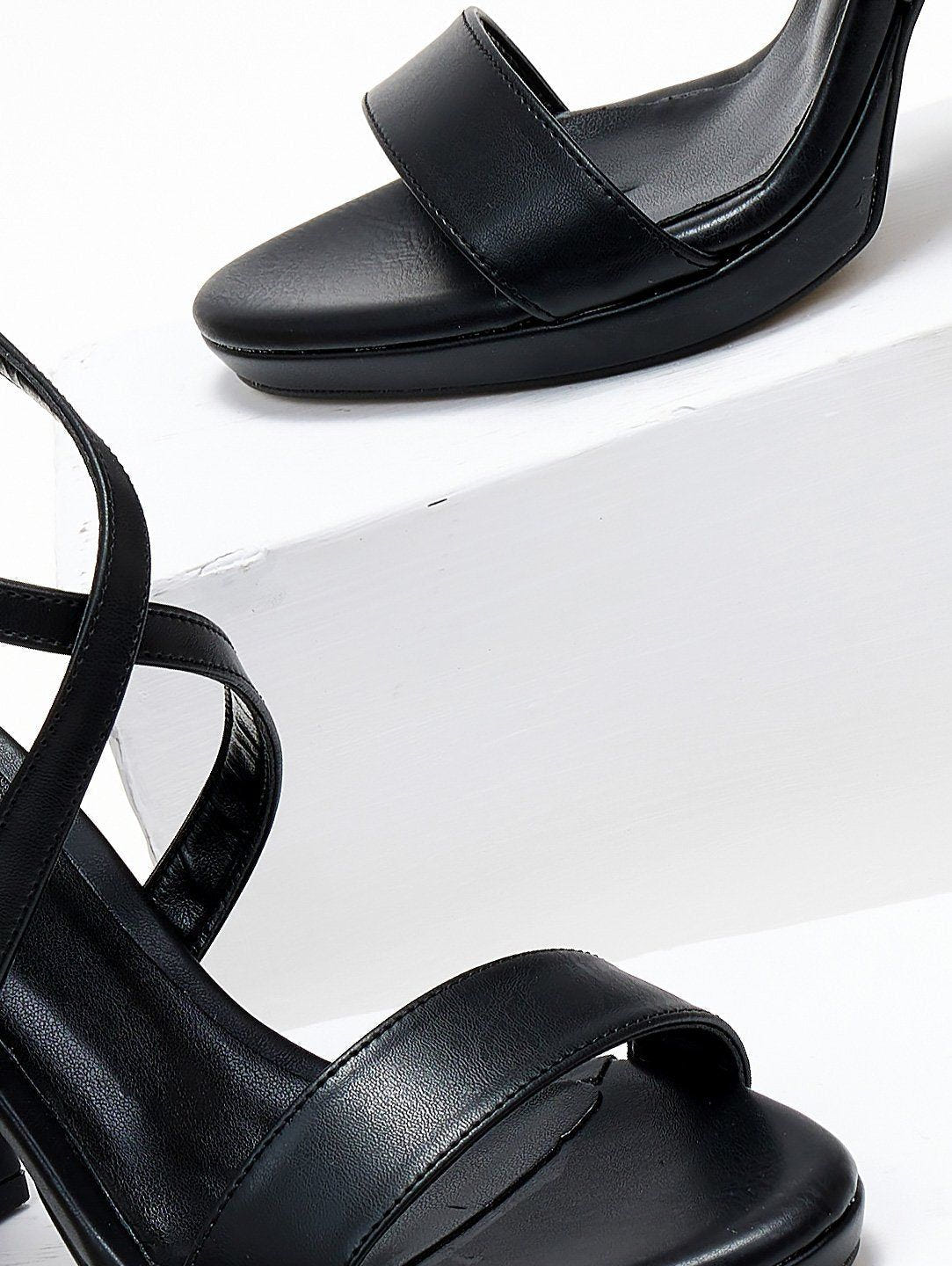 Πέδιλα με croosssover σχέδιο TFP - Μαύρο - thefashionproject.gr - TFP