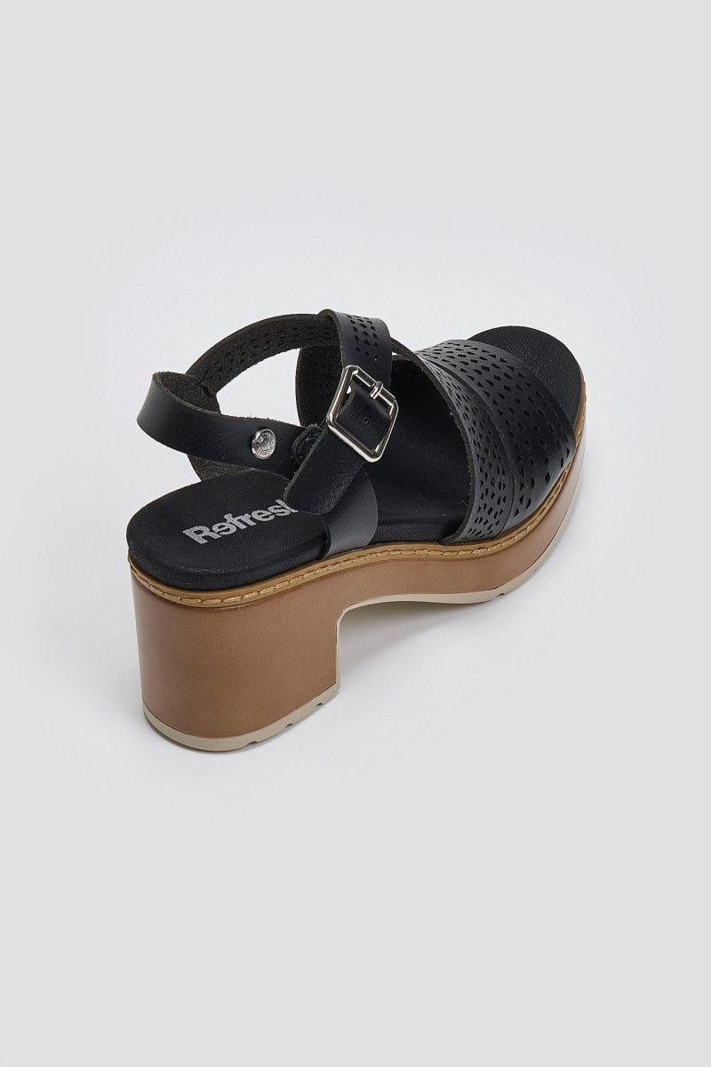 Πέδιλα με crossover σχέδιο Refresh 172847 - Μαύρο - thefashionproject.gr - Refresh