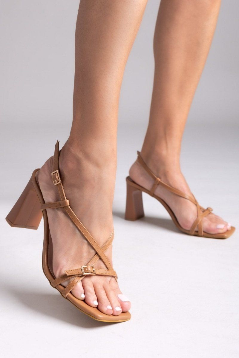 Πέδιλα με crossover σχέδιο TFP - Ταμπά - thefashionproject.gr - TFP