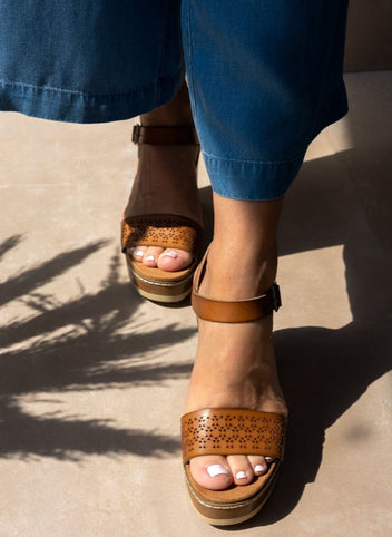Πέδιλα με μπαρέτα Refresh 171782 - Τάουπε - thefashionproject.gr - Refresh