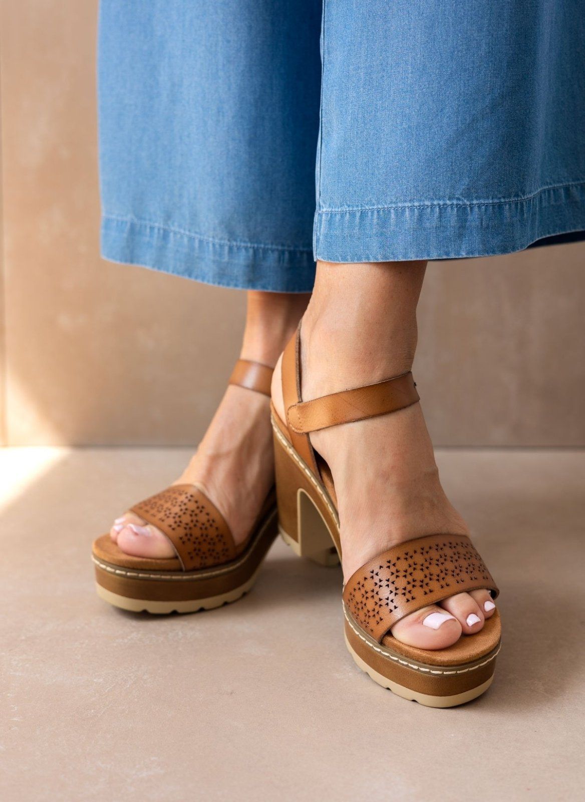 Πέδιλα με μπαρέτα Refresh 171782 - Τάουπε - thefashionproject.gr - Refresh