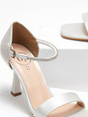 Πέδιλα με στρας μπαρέτα TFP - Λευκό - thefashionproject.gr - TFP