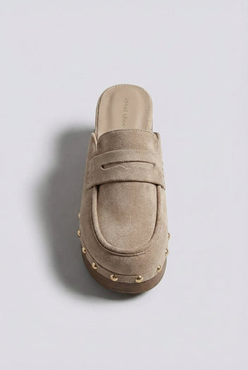 Ideal shoes - Platform Clogs Metallic Studs - Beige Suede