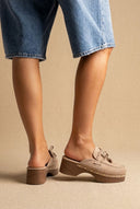Ideal shoes - Platform Clogs Metallic Studs - Beige Suede