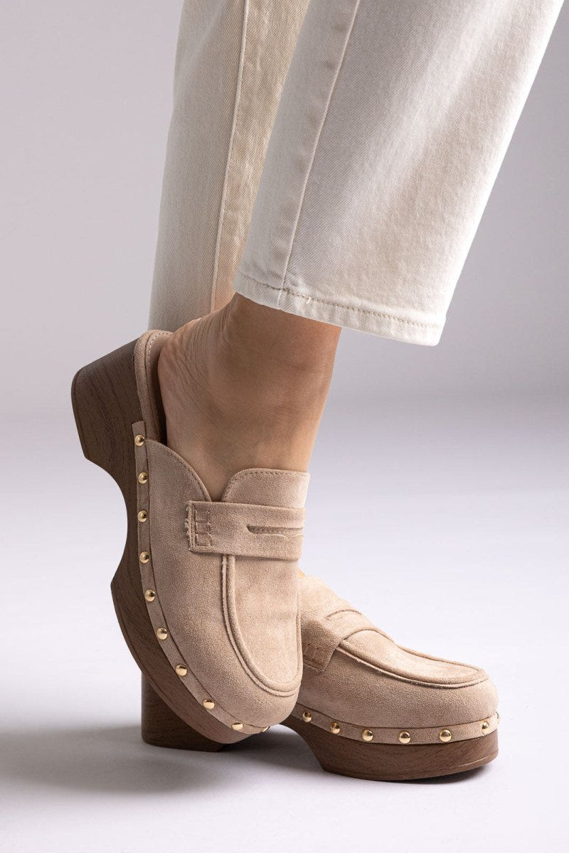 Ideal shoes - Platform Clogs Metallic Studs - Beige Suede