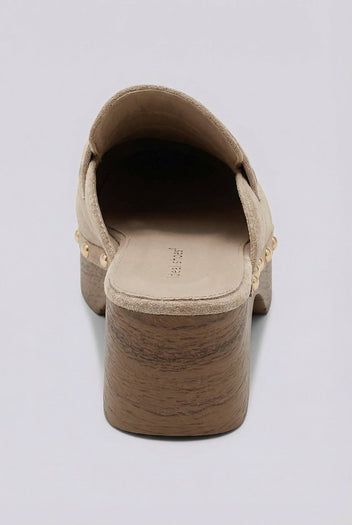 Ideal shoes - Platform Clogs Metallic Studs - Beige Suede