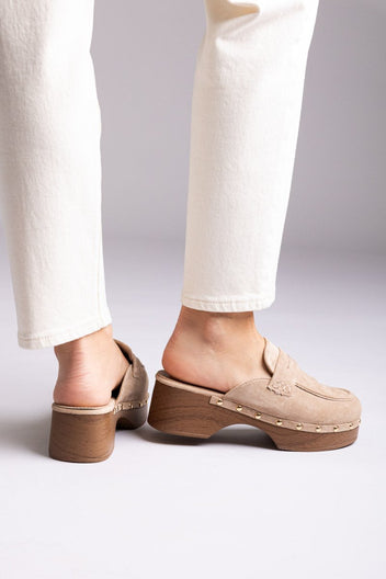 Ideal shoes - Platform Clogs Metallic Studs - Beige Suede