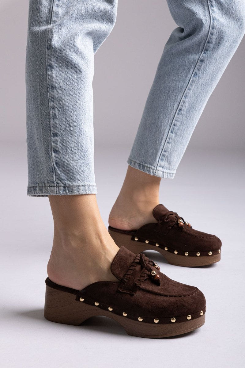 Ideal shoes - Platform Clogs Metallic Studs - Brown Suede