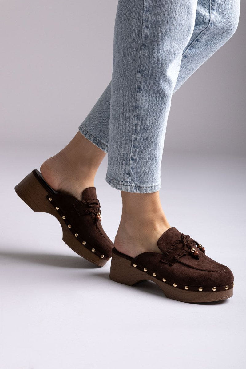 Ideal shoes - Platform Clogs Metallic Studs - Brown Suede