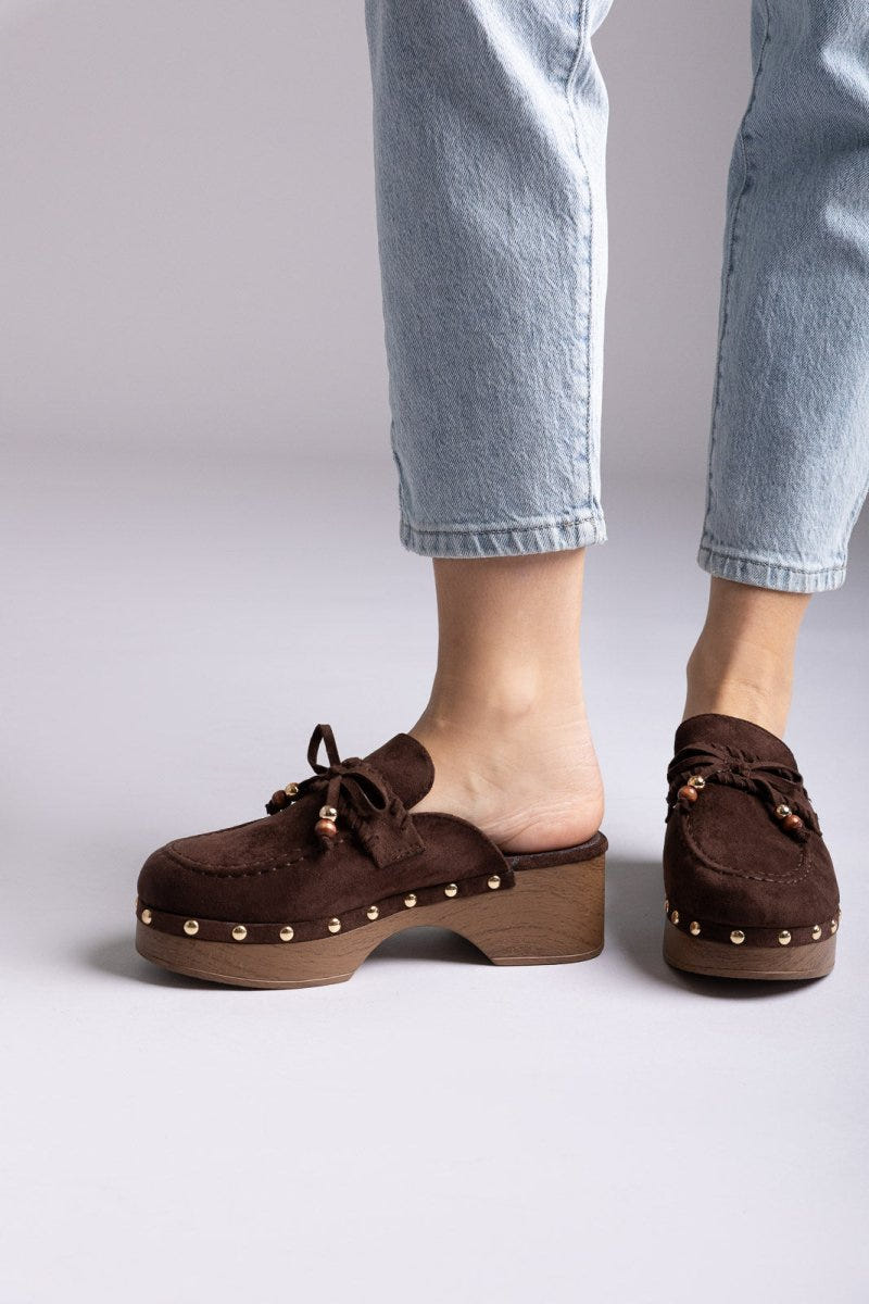 Ideal shoes - Platform Clogs Metallic Studs - Brown Suede