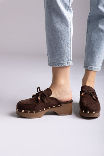 Ideal shoes - Platform Clogs Metallic Studs - Brown Suede