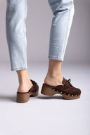 Ideal shoes - Platform Clogs Metallic Studs - Brown Suede