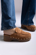 Ideal shoes - Platform Clogs Metallic Studs - Tan Suede