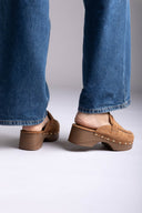Ideal shoes - Platform Clogs Metallic Studs - Tan Suede