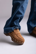 Ideal shoes - Platform Clogs Metallic Studs - Tan Suede