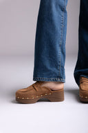 Ideal shoes - Platform Clogs Metallic Studs - Tan Suede