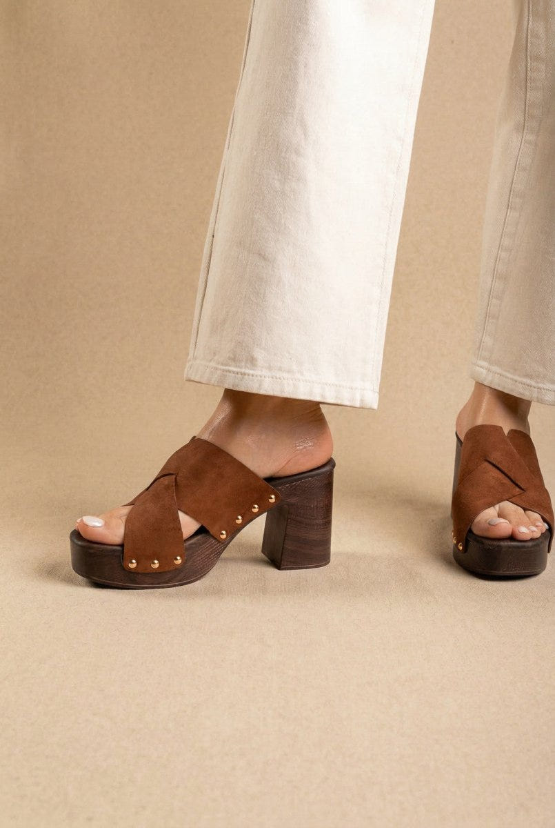 Ideal shoes - Platform Mules Stud Detail - Tan Suede