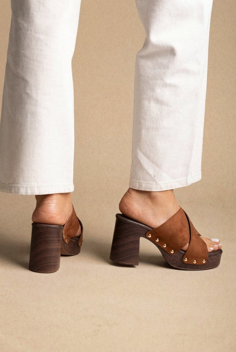 Ideal shoes - Platform Mules Stud Detail - Tan Suede