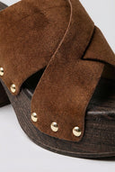 Ideal shoes - Platform Mules Stud Detail - Tan Suede
