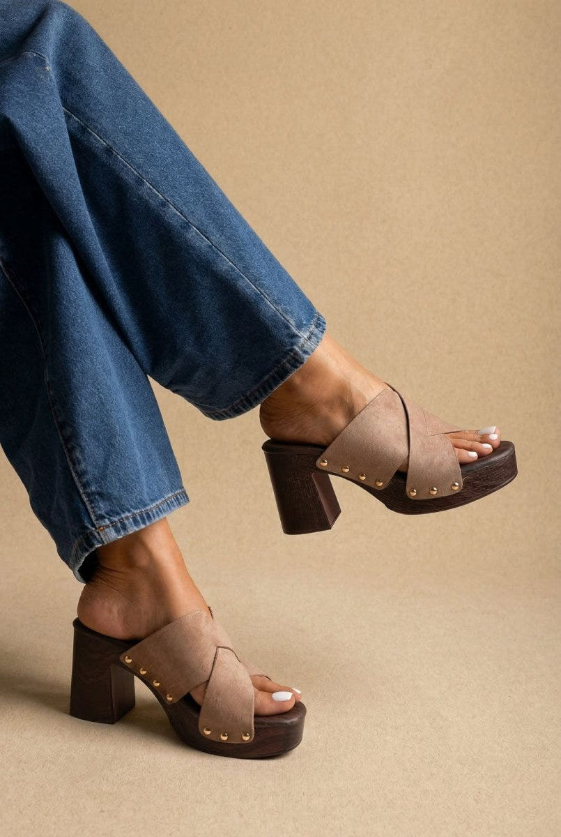 Ideal shoes - Platform Mules Stud Detail - Taupe Suede