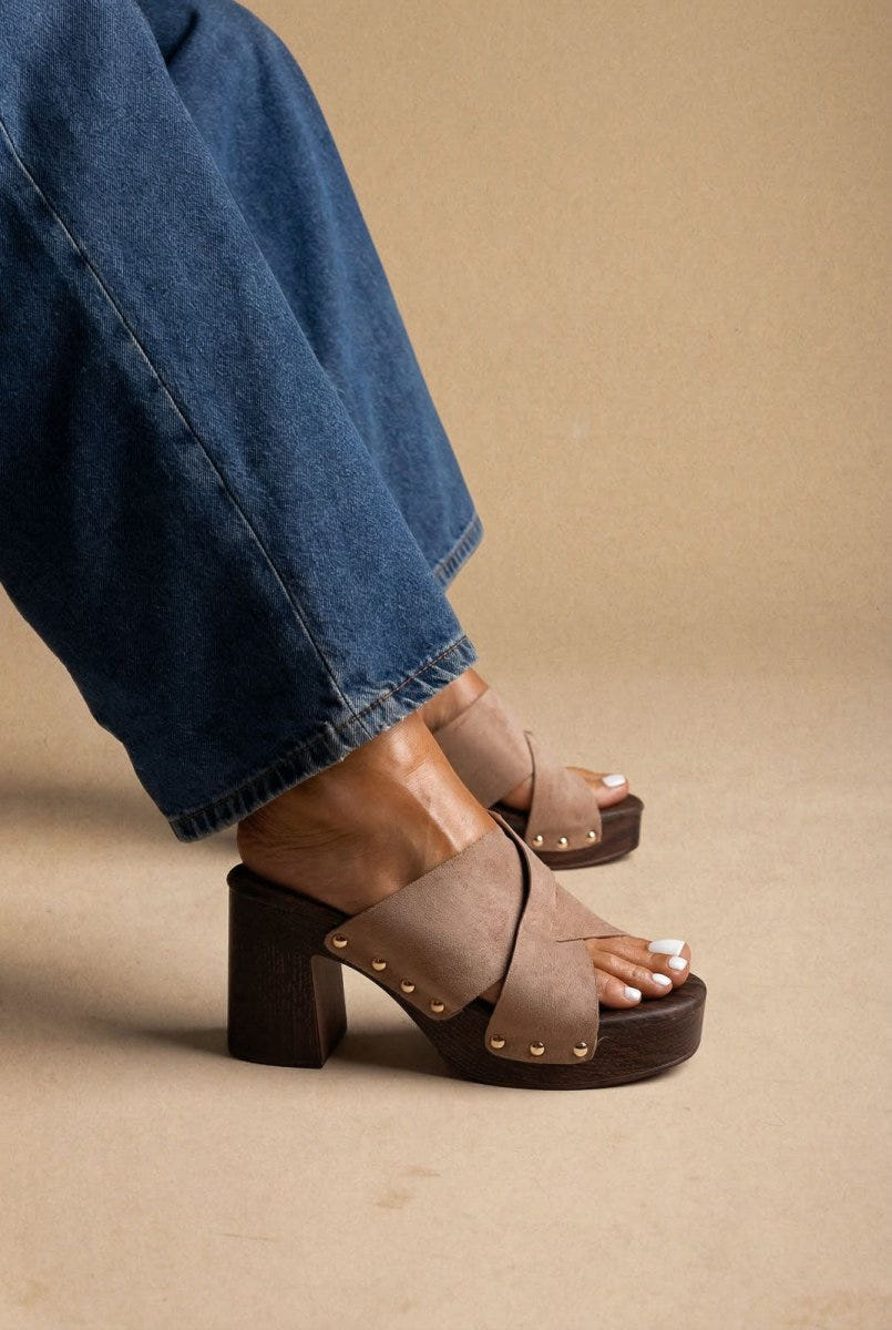 Ideal shoes - Platform Mules Stud Detail - Taupe Suede