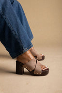 Ideal shoes - Platform Mules Stud Detail - Taupe Suede