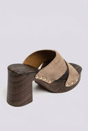 Ideal shoes - Platform Mules Stud Detail - Taupe Suede