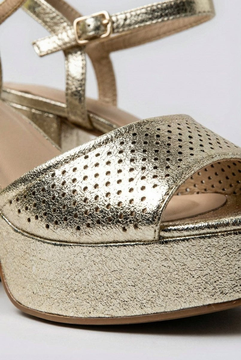 Ideal shoes - Platform Sandals Block Heel - Gold