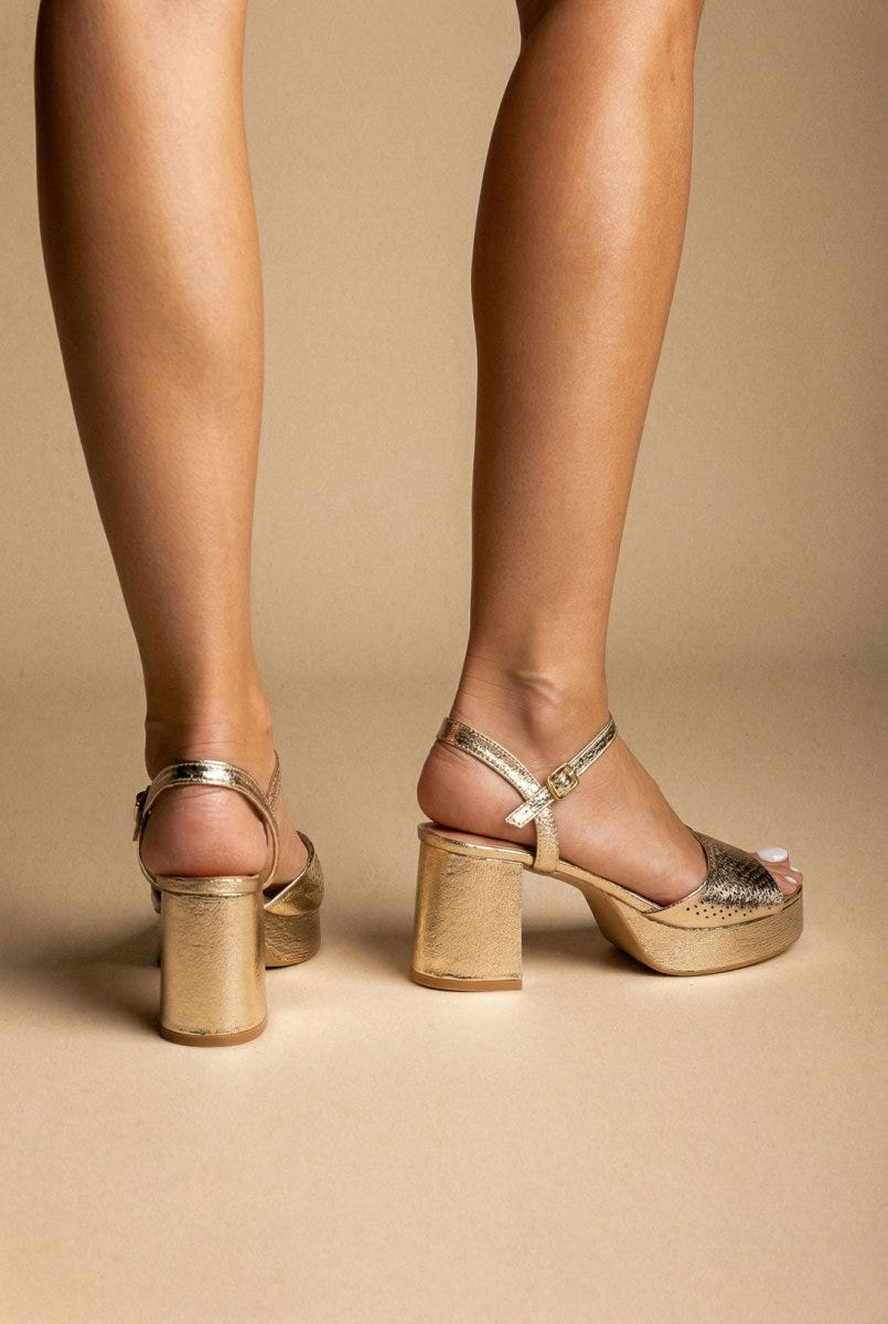 Ideal shoes - Platform Sandals Block Heel - Gold