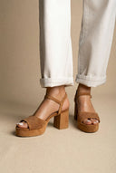 Ideal shoes - Platform Sandals Block Heel - Tan Suede