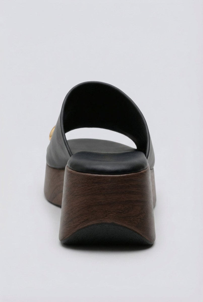 Ideal shoes - Platform Sandals Toe Ring - Black Matte