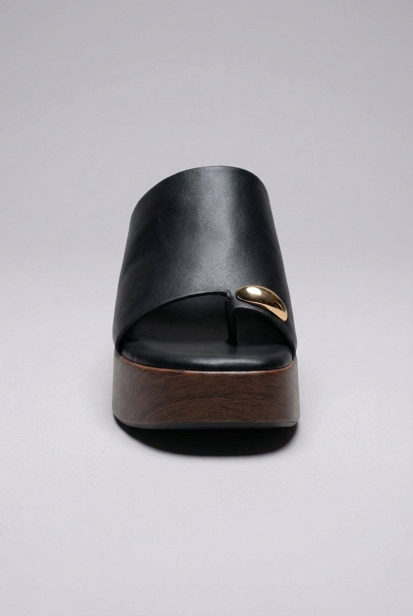 Ideal shoes - Platform Sandals Toe Ring - Black Matte