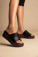 Ideal shoes - Platform Sandals Toe Ring - Black Matte