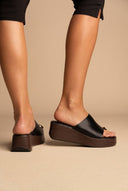 Ideal shoes - Platform Sandals Toe Ring - Black Matte