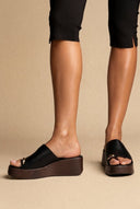 Ideal shoes - Platform Sandals Toe Ring - Black Matte