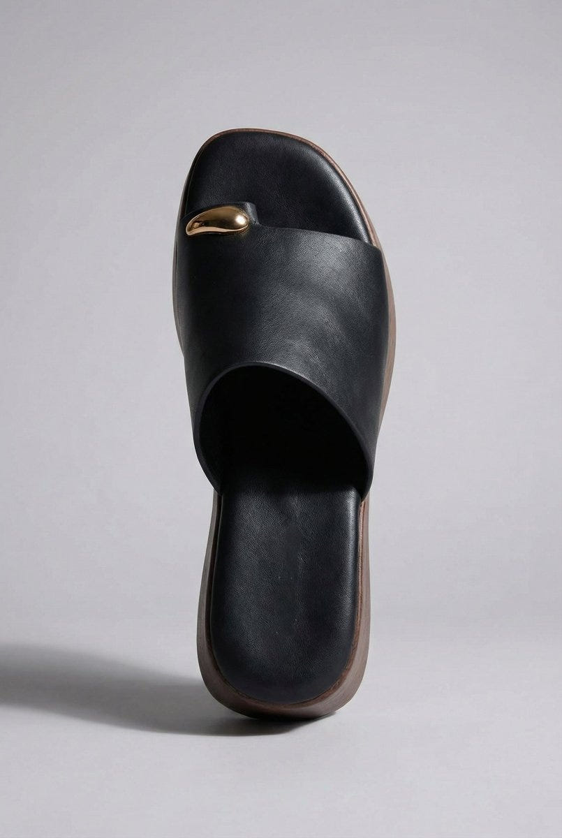 Ideal shoes - Platform Sandals Toe Ring - Black Matte