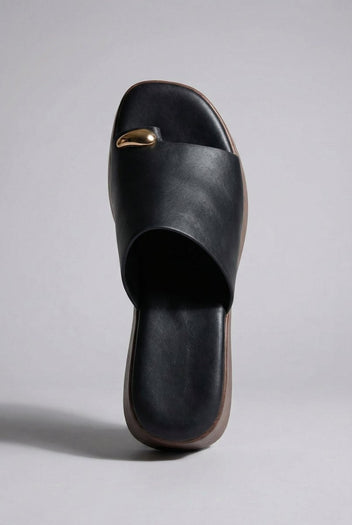 Ideal shoes - Platform Sandals Toe Ring - Black Matte