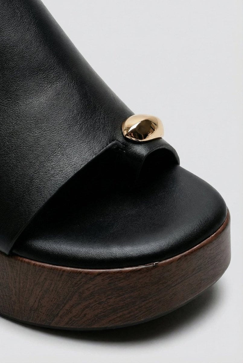 Ideal shoes - Platform Sandals Toe Ring - Black Matte