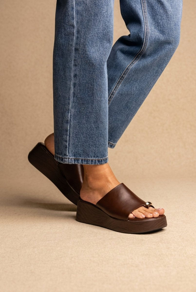 Ideal shoes - Platform Sandals Toe Ring - Dark Brown Matte