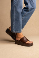 Ideal shoes - Platform Sandals Toe Ring - Dark Brown Matte