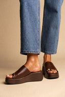 Ideal shoes - Platform Sandals Toe Ring - Dark Brown Matte