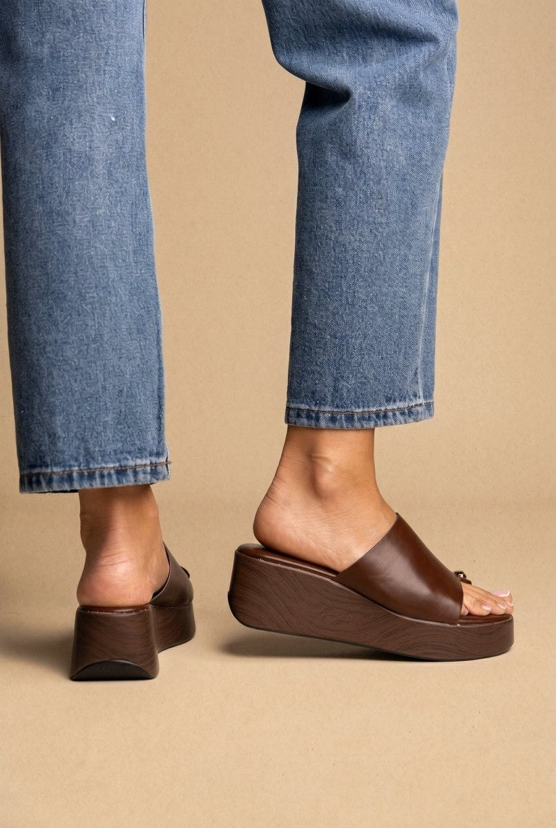 Ideal shoes - Platform Sandals Toe Ring - Dark Brown Matte