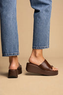 Ideal shoes - Platform Sandals Toe Ring - Dark Brown Matte