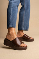 Ideal shoes - Platform Sandals Toe Ring - Dark Brown Matte